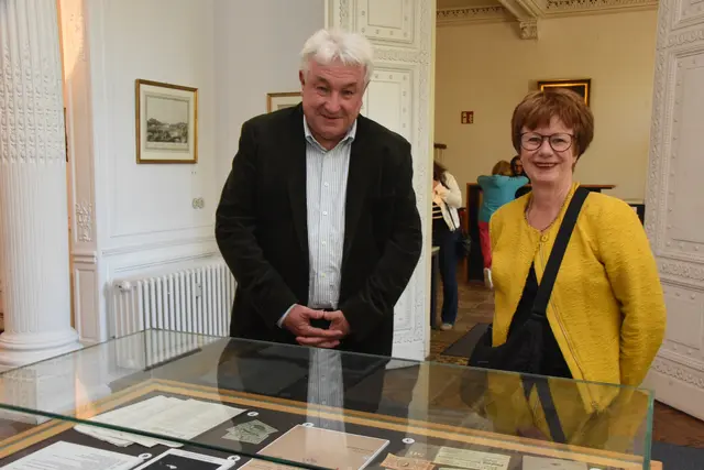 Dr. Norbert Schlossmacher gehörte zu den Referenten, die bereits über das Wasser von Bad Godesberg berichteten. Das Bild zeigt ihn mit der Vorsitzenden des VHH, Dr. Iris Henseler-Unger, in der Ausstellung im Haus an der Redoute.  | Foto: AS