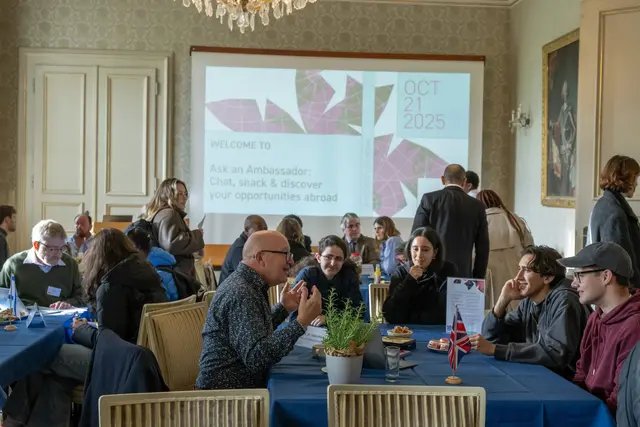 Begegnungen über Länder- und Fachgrenzen hinweg - Bei „Ask an Ambassador“ geben Bonn University Ambassadors Studierenden Einblicke in ihre Herkunftsländer und informieren über akademische Wege ins Ausland. | Foto: Barbara Frommann/Universität Bonn
