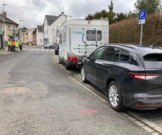 Die Situation am Fußgängerüberweg zwischen Badorfer Straße und Euskirchener Straße: Unmittelbar vor dem Übergang abgestellte Fahrzeuge schränkten die Sicht ein. Zwei bis drei Parkplätze sollen deshalb entfallen und durch Poller gesperrt werden.  | Foto: Stadt Brühl