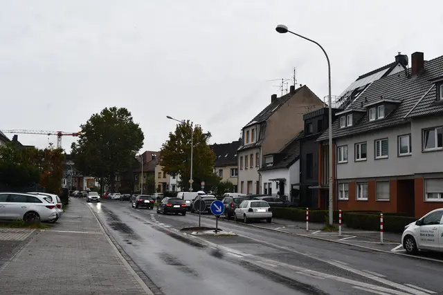 Blick in die Römerstraße: Nach Schüssen auf ein Wohnhaus fahndet die Polizei nach zwei Jugendlichen. Wo genau die Einschüsse festgestellt wurden, wurde bislang nicht mitgeteilt. | Foto: Hans-Peter Brodüffel