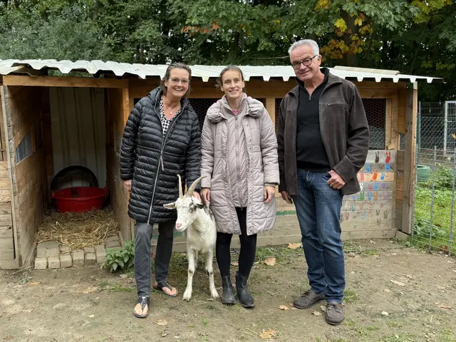 Susi Reifenhäuser, die Vereinsvorsitzende Nina Feuerherm und Klaus Reifenhäuser bei der Spendenübergabe.  | Foto: Reifenhäuser
