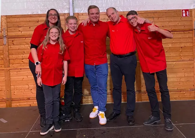 Einer statt fünf: Mit den Familientollitäten Rühr aus der vergangenen Session posierte Neu-Prinz und McDonald´s Franchisenehmer Mats Riepenhausen (Mitte) vor dem Kommerner Kirmeszelt.  | Foto: Privat/pp/Agentur ProfiPress