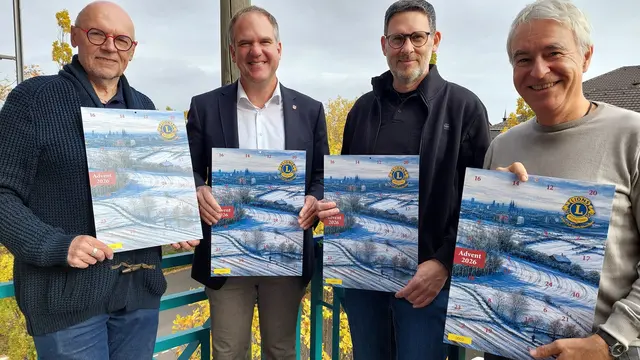 Übergabe des Adventskalenders an den Bürgermeister Dirk Breuer: (v.l.)  Heribert Schumacher, Dirk Breuer, Ralf Montag und Hans-Peter Tschorn.  | Foto: Lions Club Hürth