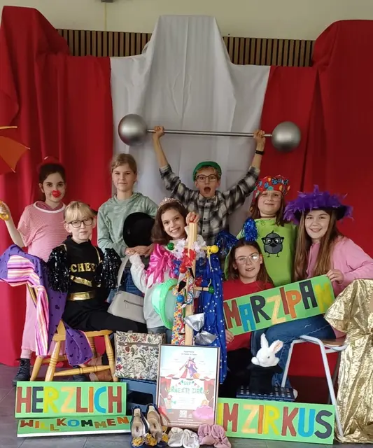 Herzlich willkommen im Zirkus Marzipan: Die Kinder des Theatervereins „Vorhang auf” Arloff-Kirspenich mit ihren selbst gestalteten Requisiten.  | Foto: Theaterverein „Vorhang auf“