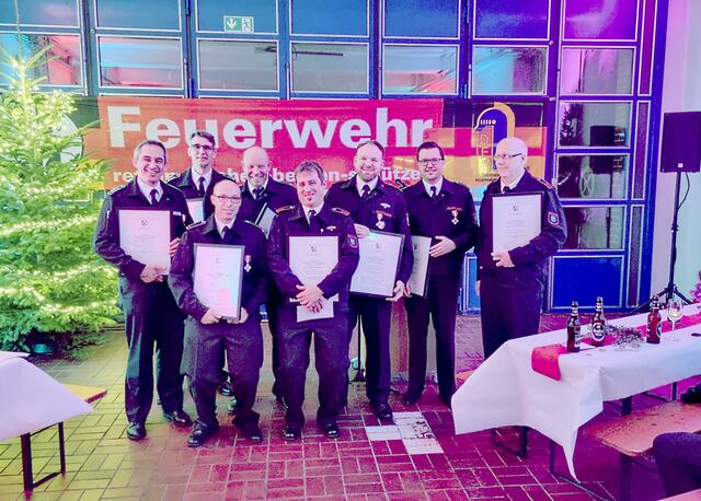 Bürgermeister Frank Keppeler nahm die Ehrung von acht langjährigen Mitgliedern vor.