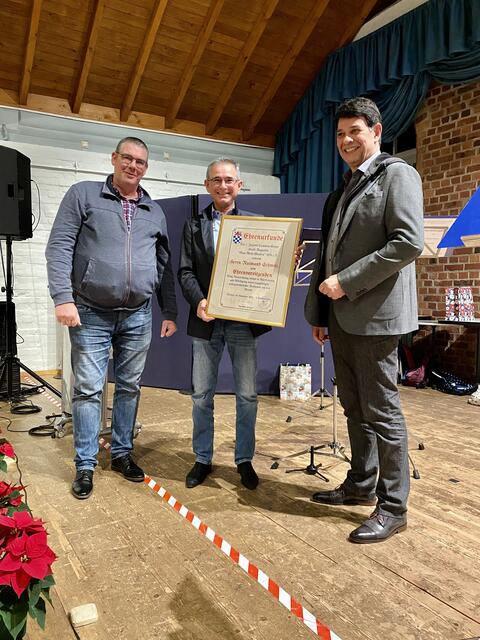 Klaus Schumacher (re.) und Karsten Staeck (li.) überreichten Raimund Schmitz die Urkunde. | Foto: JTC