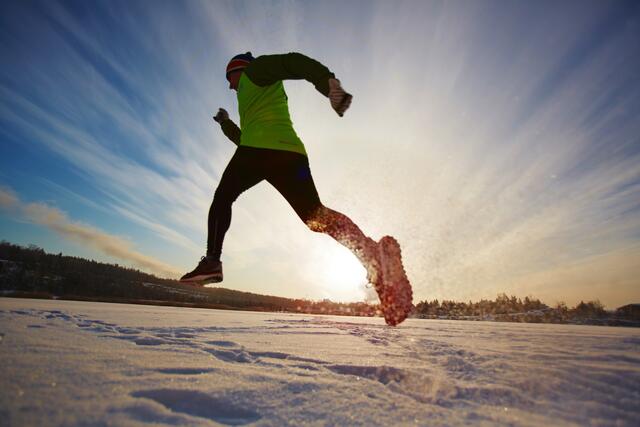 Vor dem Start sollten sich die Sportler richtig aufwärmen. 
                                                                   | Foto: stockadobe.com/pressmaster