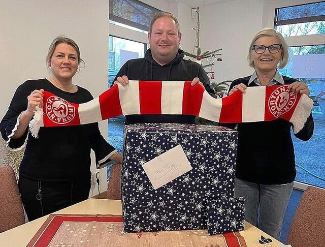 René Kautz brachte die Spielkonsole persönlich in die Uni-Klinik Bonn, wo er sie Meike Rüsing (l.), der Geschäftsführerin des Förderkreises Bonn, und der Psychoonkologin Brigitte Gräfin von Schweinitz übergab.  | Foto: Förderkreis Bonn/pp/Agentur ProfiPress