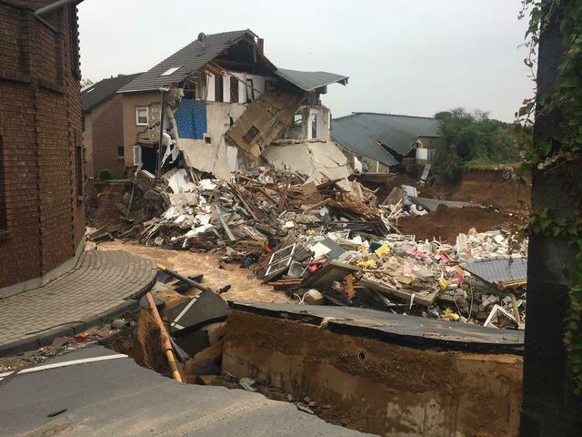 In Blessem kam es zu einem massiven Erdrutsch durch die Flut. Nach dem sintflutartigen Regen Mitte Juli in Erftstadt flutete die Erft eine Kiesgrube. Die Bilder aus Blessem gingen um die Welt.  | Foto: Rupprecht