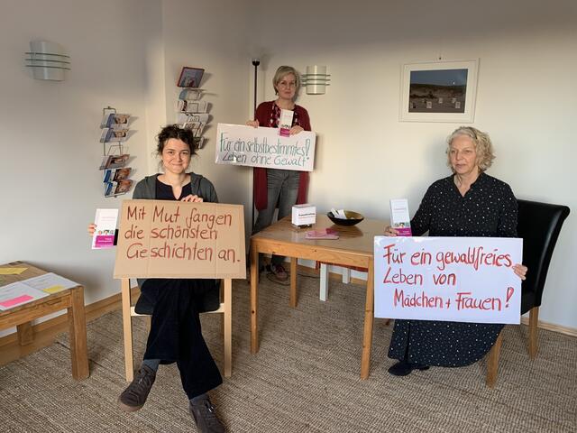 Rückblik der Allg. Frauenberatungsstelle für den Rheinisch-Bergischen Kreis: Simone Joseph (sitzend vorne) Katja Gissel (stehend) und Magdalene Holthausen.