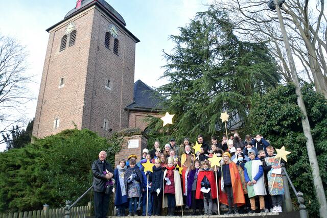 Im Schatten von St. Matthäus Alfter: In vielen Orten zwischen Rhein und Vorgebirge waren wieder die Sternsinger unterwegs wie hier in Alfter.  | Foto: Frank Engel-Strebel