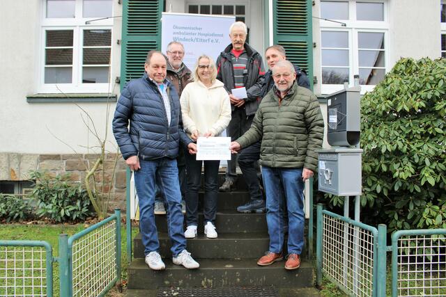 Die Mitglieder der Arbeitsgruppe „Herkulesstaude“ übergaben den Spendenscheck an die Vertreter des Hospizdienstes. | Foto: Lehmler