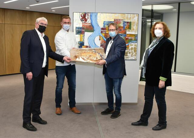 Landrat Sebastian Schuster, Tobias Frohn, Bäcker der Neujahrsbrezel, Bernd Rott, Obermeister der Bäcker-Innung, und Elke Siewert (v.l.), Geschäftsführerin der Kreishandwerkerschaft Bonn·Rhein-Sieg.