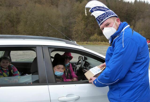 Prinz Philip I. überreicht einer jecken Familie bei dem närrischen Drive-in seine Karnevalstüte. 
                                                                                                                                               | Foto: Christoph Buchen