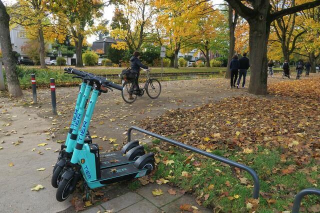 Sie sind einfach überall und nerven nicht wenige:  Noch hat die Stadt das Problem der E-Scooter nicht überzeugend in den Griff gekriegt | Foto: Hermans