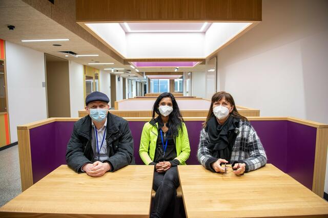 In einer Lernzone des Erweiterungsbaus (v. l.): Sven Linnartz vom Generalunternehmen MBN, Densi Poikayil und Petra Rinnenburger von der Stadt Köln | Foto: Stadt Köln/Timm Bourry