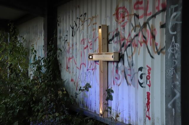 Wer hätte gedacht, dass eine mit Graffitis beschmierte Schallschutzmauer zum Glaubensort werden kann?