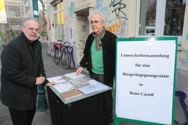 Aktiv für ein menschengerechtes soziales  Umfeld: Hans-Peter Callsen bei der Unterschriftenaktion. | Foto: we