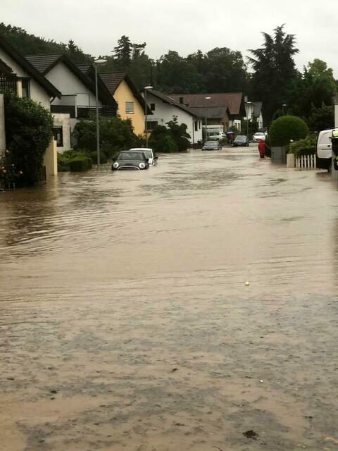 Land unter: Auch in der Gemeinde Alfter, wie hier in Impekoven die Straße "Am Hardtbhach", waren viele Bürger vom Starkregen betroffen. | Foto: Frank Engel-Strebel