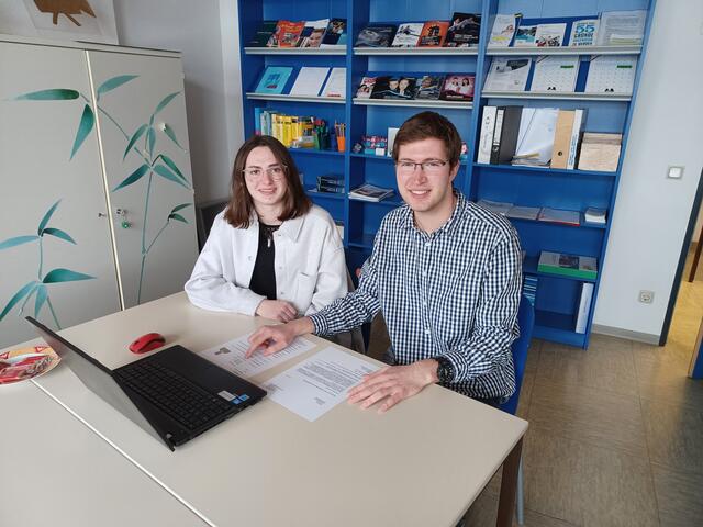 Sie beraten die Jugendlichen gerne und ausführlich: Tanja Ohles und Jan Kaulisch.  | Foto: Caritas Oberberg