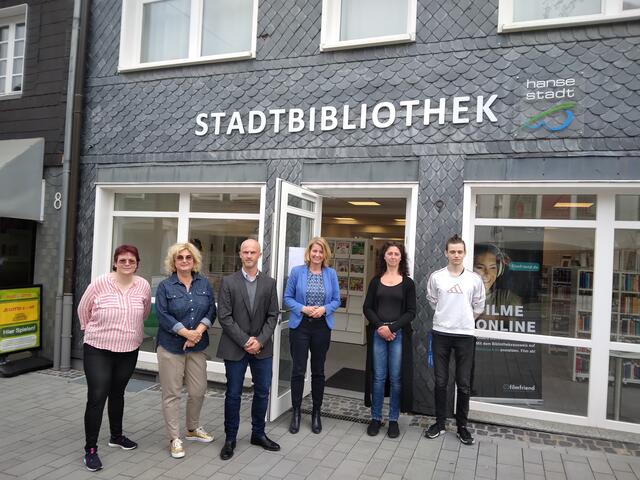 Nadine Brochhaus, Anja Causemann, Fachbereichsleiter Marius Marondel, Bürgermeisterin Anne Loth, Stadtbibliotheksleiterin Sabine Weth und Andreas Dederichs (v.l.) vor dem neuen Standort der Wipperfürther Stadtbibliothek.   | Foto: Hansestadt Wipperfürth/Tanja Reinhold