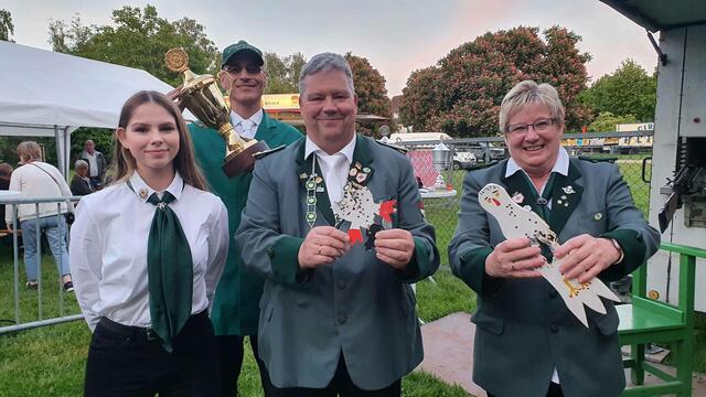 Jungschützin Gina (von links) freute sich mit ihrem Vater Andreas Zimpel über dessen Titelgewinn als neuer König der Quettinger Sankt Sebastianus-Schützenbruderschaft. Als erste Hutkönigin konnte sich Monika Tietze in die Annalen der Vereinsgeschichte eintragen, während Boris Weistroffer (im Hintergrund) den Paul Hebbel-Jubiläumspokal errang. | Foto: Gabi Knops-Feiler