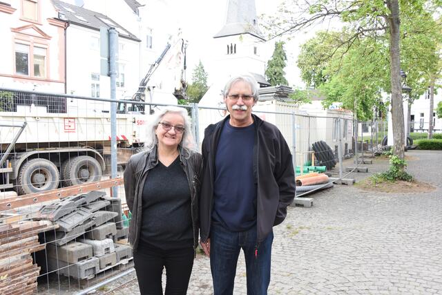 Monika und Günter Gottmann initiierten für Rüngsdorf das Projekt zur Beschaffung eines offenen Bücherschranks.  | Foto: AS