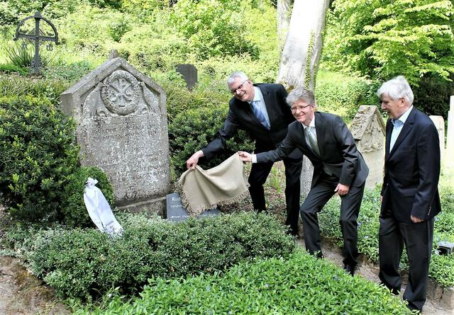 Ehrung von Dudolf von Groote an dessen Grab auf dem Waldfriedhof der Abtei Maria Laach. | Foto: privat