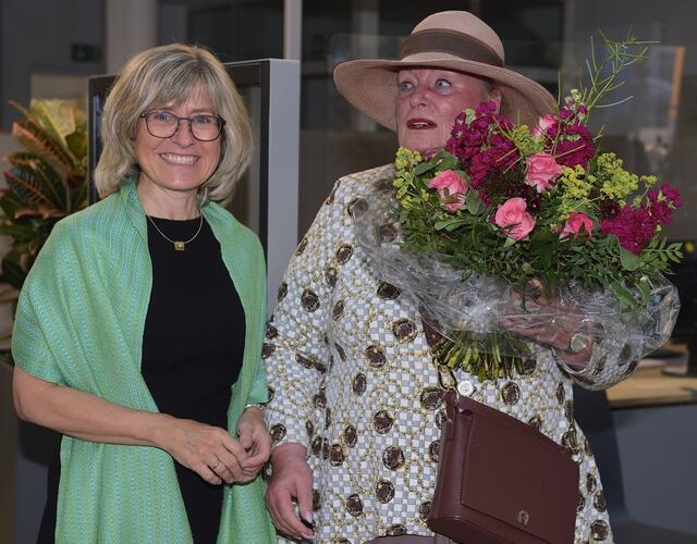 Andrea Vogt, Geschäftsführerin der Stadtwerke, gratuliert Lyrikerin Hedwig Bäte zur Eröffnung ihrer Ausstellung „Gerahmt: Lyrik trifft Fotos“.  | Foto: Rainer Busch