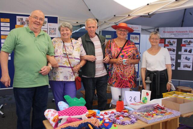 Das Netzwerk 55plus stellte auf dem Stadtfest seine Arbeit vor und demonstrierte für den Erhalt der Stadtbücherei.  | Foto: Großekathöfer