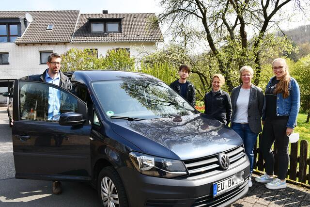 Mobil und digitalisiert sind die Betreuer des Wohn- und Betreuungsverbunds „Haus Sonne“ zu ihren fünf so genannten „anbieterverantworteten Wohngemeinschaften“ im Kreisgebiet unterwegs. Die Leistungsdokumentation wird oft direkt vor Ort verfasst und ist im System bereits einsehbar, während die insgesamt sechs Betreuer des Ambulant Betreuten Wohnen noch unterwegs sind. | Foto: Manfred Lang/pp/Agentur ProfiPress