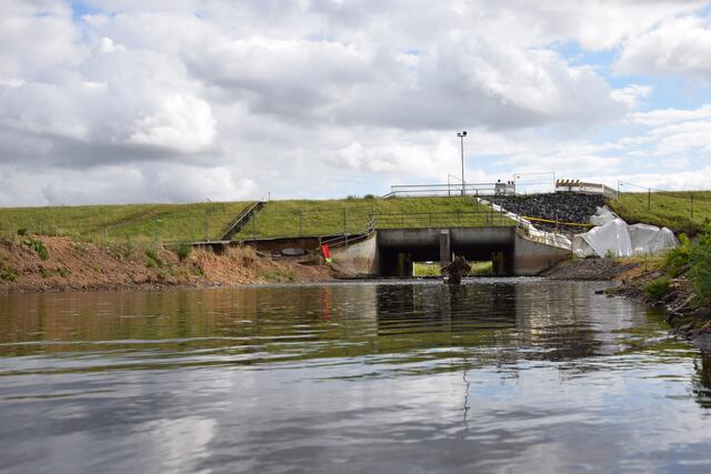 Ein Tosbecken soll künftig das abfließende Wasser bremsen, um bei Extremereignissen Schäden am Durchlassbauwerk zu verhindern. | Foto: Düster