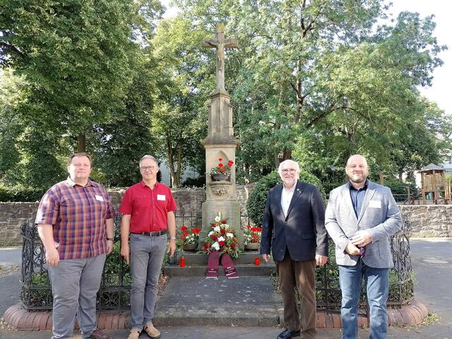 Die Gäste aus Kamenický Šenov gedenken mit Ludger Banken (2. von links)  am Mahnmal am Hof Raaf der Flutopfer.  | Foto: art
