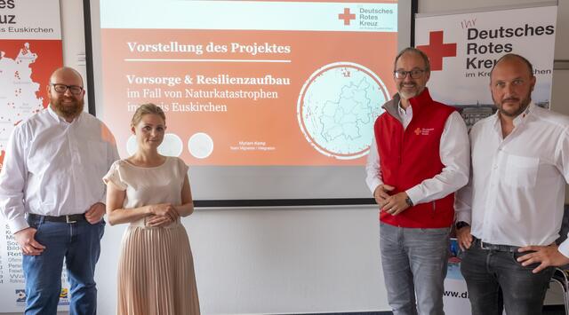 Ein Team, eine Mission: Die DRK-Bereichsleiter Boris Brandhoff (l.) und Patrick Dost (r.) sowie DRK-Geschäftsführer Rolf Klöcker und DRK-Lotsin Myriam Kemp wollen die Menschen im Kreis Euskirchen bestmöglich auf künftige Naturkatastrophen vorbereiten.  | Foto: Ronald Larmann/pp/Agentur ProfiPress