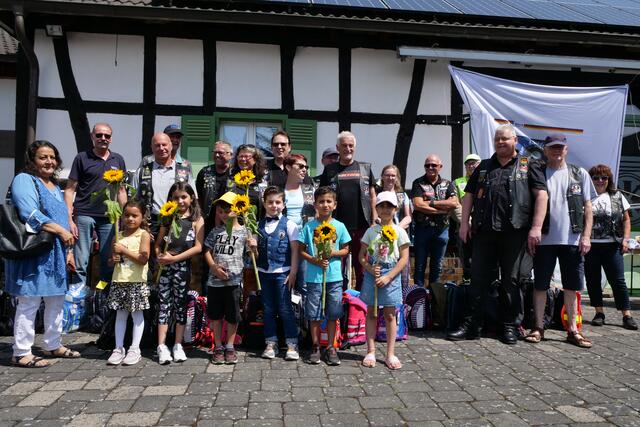 Vor dem Schützenhaus in Sankt Augustin-Hangelar übergaben die Biker der Bundespolizei die gespendeten Ranzen und Schultüten an den dankbaren Nachwuchs. | Foto: Woiciech