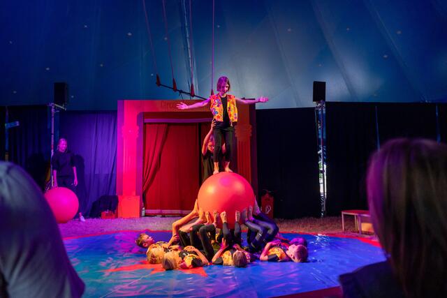 Die Kinder beeindruckten in der Vorstellung nach der Zirkuswochen-Ferienbetreuung mit tollen Kunststücken. | Foto: prl