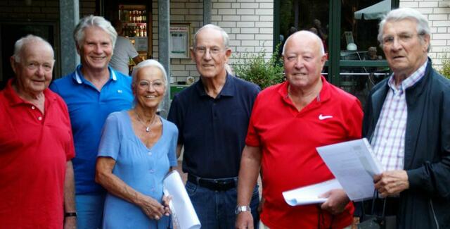 Der 1. Vorsitzende des TC Grün-Weiss Stommeln, Armin Augstein (zweiter von links) mit fünf Gründungsmitgliedern, die die Jahreshauptversammlung besucht hatten.  | Foto: TC Grün-Weiss Stommeln