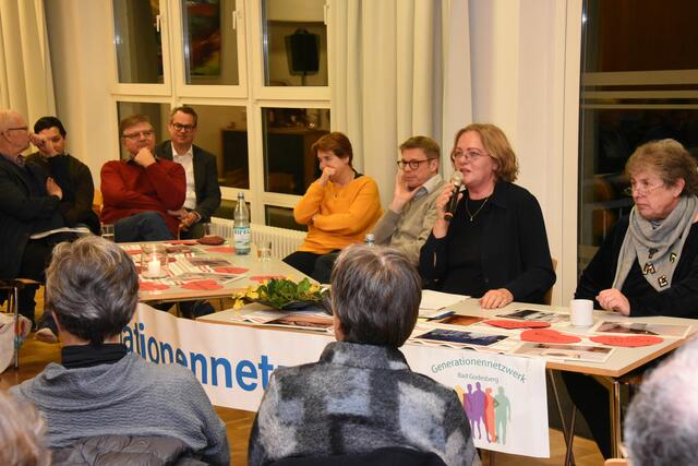 Bei einer der letzten Herzenssprechstunden vor dem coronabedingten Aus der beliebten Veranstaltungsreihe moderierte Dr. Ebba Hagenberg-Miliu die Veranstaltung im Haus der Familie.  | Foto: AS