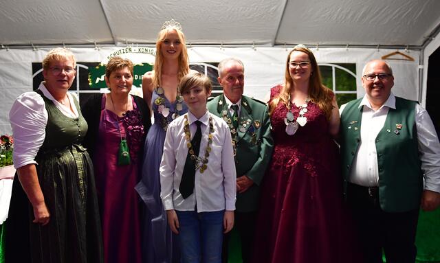 Vizebürgermeisterin Monika Engels-Welter, Beutelkönigin Anni Bacher, Schützenkönigin Leia Kolb, Jungschützenkönig Finn Eismann, „König der Könige“ Peter Buczkowski, Schützenliesel Heike Meisen und Ralf Daniel, Ortsbürgermeister von Berzdorf (von links). | Foto: Alexander Franz