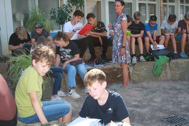 Erste Unterrichtsstunde im „grünen Klassenzimmer“ des Siegtal-Gymnasiums. | Foto: Siegtal-Gymnasium
