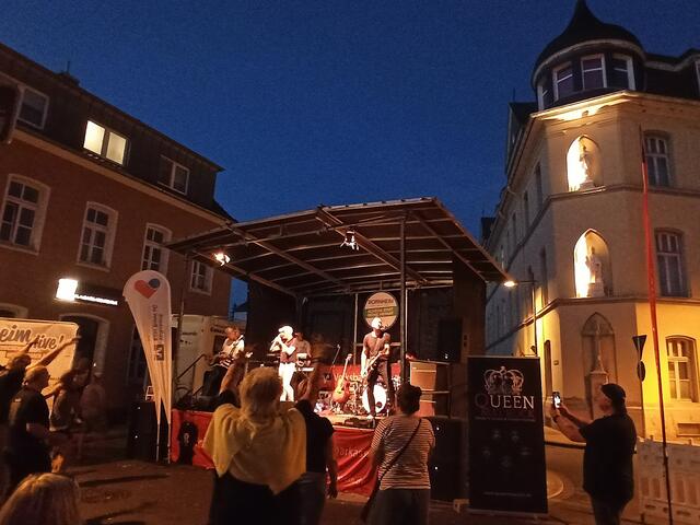 Majestätisch: Die Tribute-Band „Queen May Rock“ begeisterte viele Musikfans am Sonntagabend zum Abschluss von „Bornheim Live!“. | Foto: Frank Engel-Strebel