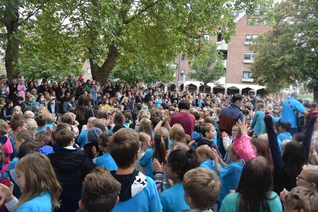 Hunderte Schülerinnen und Schüler mit Anhang sorgten für reichlich Stimmung beim Schulfest.  | Foto: Mülhausen