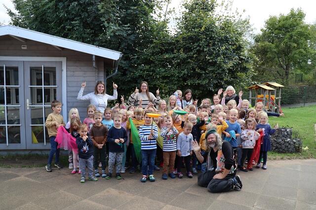„Springfloh“ Georg Esser begeisterte die Kinder mit seiner Zirkus- und Zaubershow. Die Kids durften mitmachen, etwa beim Tellerdrehen. | Foto: AWO Rhein-Oberberg