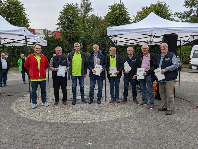 Alle stellen sich in den Dienst der guten Sache. Über das Engagement freuen sich der Vorsitzende des bürgerbusvereins Ulf Engelmann (3.v.l.) und Geschäftsführer Patrick Reinold (l.). | Foto: Markus Lücke