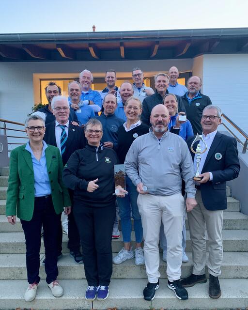 Vizelandrätin Heike Steinhäuser (li.) erschien zur Siegerehrung der Kreismeisterschaft der Golfclubs im Rhein-Erft-Kreis, die unter Schirmherrschaft des Landrats gestanden hatte. | Foto: Rhein-Erft-Kreis