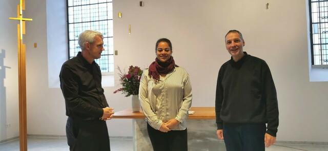 Professor Dr. Heino Falcke (li.) und Sven Torjuul begrüßten die neue CVJM-Jugendleiterin , Louisa Backmann, Pfarrer in der evangelischen Kirche in Frechen.  | Foto: Michael Klug.