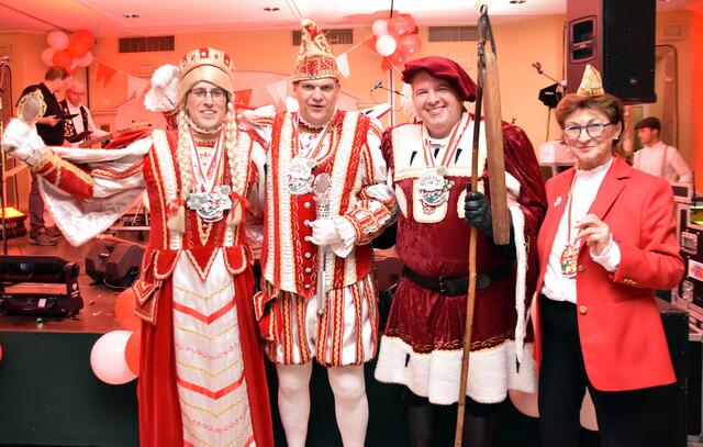 Sie wollen den Karneval in Villip neu beleben: Das Dreigestirn – Prinz Nils I., Bauer Christian I. und Jungfrau Johanna II. – mit der Vorsitzenden der KG „Rot-Weiss Villip“, Renate Offergeld.	 | Foto: Peter Adolf