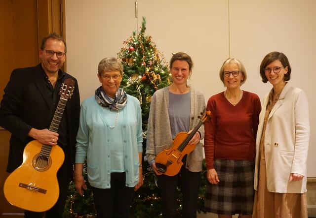 Mit dem Stück „Les Feuilles Mortes“ erklang beim Adventskaffee des Partnerschaftskomitees erstmals die Geige, die als Geburtstagsgeschenk zum 50-jährigen Jubiläum der Städtepartnerschaft seit dem in einer Vitrine im Büro der Bezirksbürgermeisterin schlummert.  | Foto: Partnerschaftskomitee