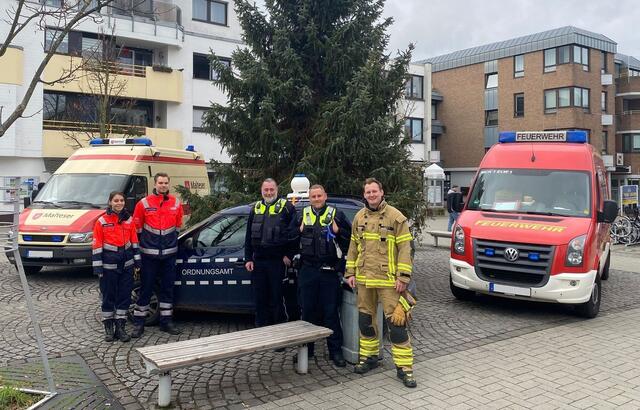 Ansprechpersonen für die Bürgerinnen und Bürger am Neuen Markt, von links: Sonja Weßel und Sebastian Wrenger von den Maltesern, Achim Destrait und Patrick Greis vom städtischen Ordnungsaußendienst und Niklas Otto (Ordnungsamt und Freiwillige Feuerwehr Meckenheim). | Foto: Stadt Meckenheim