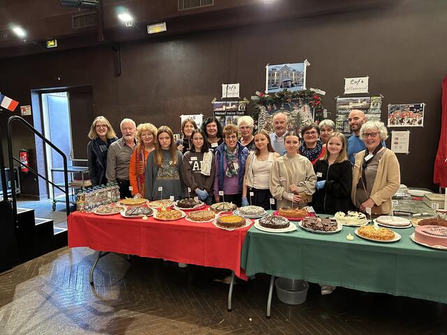 Die Hennefer Gruppe machte sich, bepackt mit 21 selbst gebackenen Kuchen und Torten, auf den Weg nach Le Pecq. | Foto: Martina Quadt-Lubitz